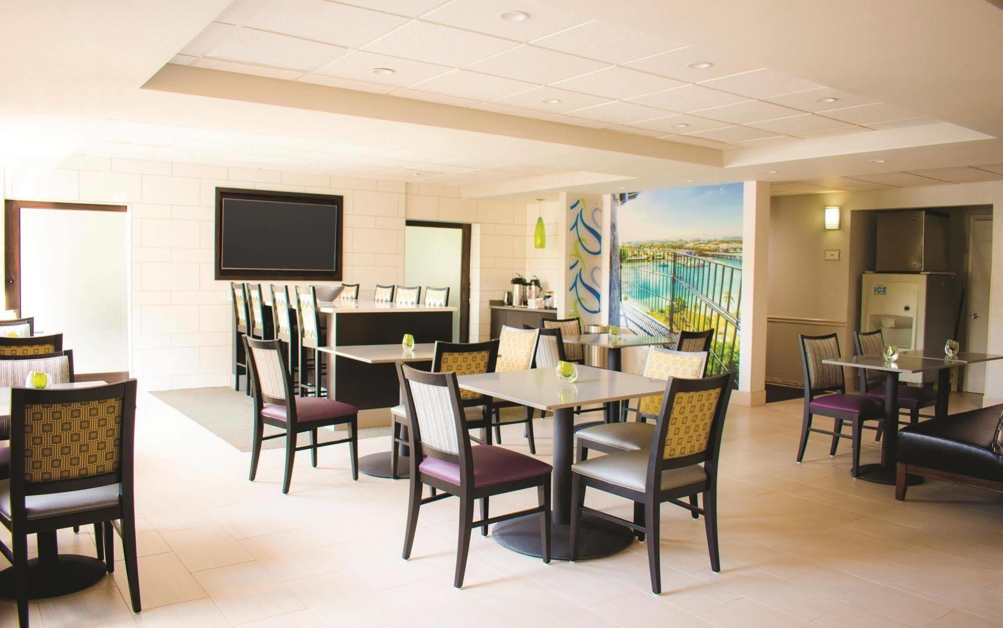 La Quinta Inn By Wyndham Jupiter Exterior photo